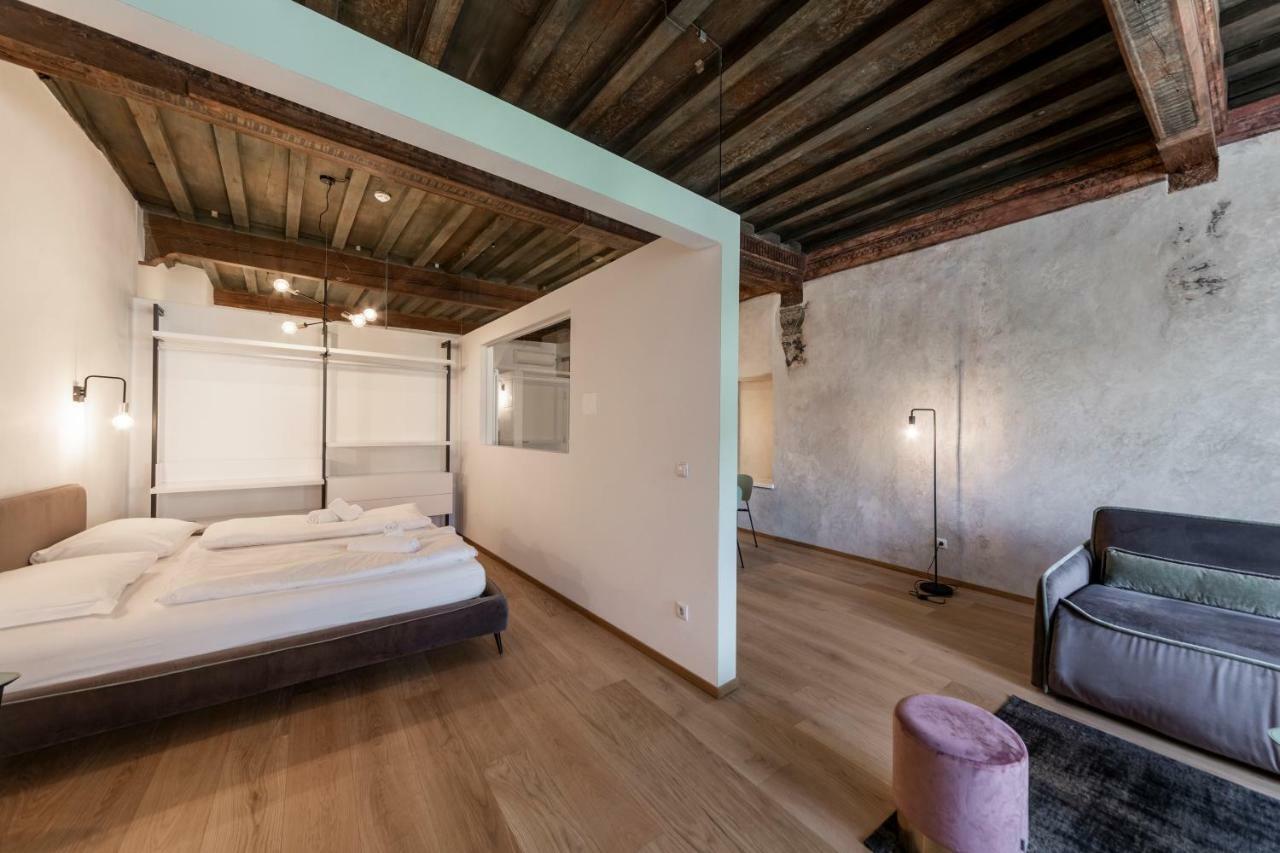 Cooper L Cooper Apartment *
